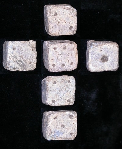 gokken met dobbelstenen in de oudheid. foto wikipedia